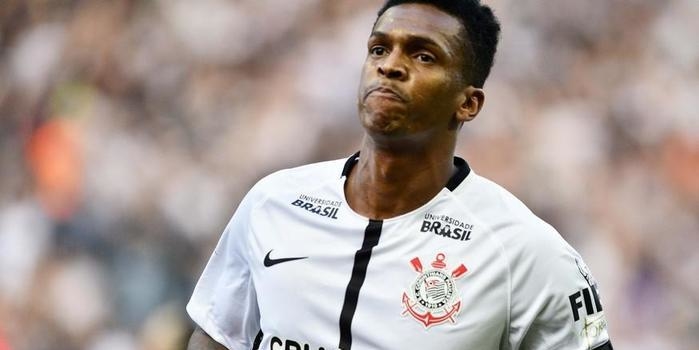 Jô pega um jogo de suspensão por agressão contra zagueiro