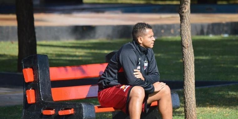 Atacante Walter não é relacionado e deve dar adeus ao Atlético-GO
