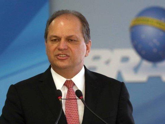 Ministro da Saúde é levado para hospital após passar mal em evento