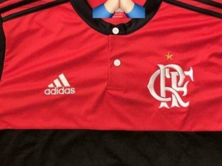 Podolski volta a publicar foto da camisa do Flamengo no Instagram