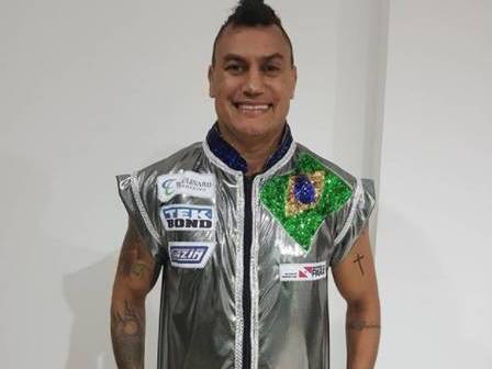 Popó faz enquete para fãs escolherem roupa para luta de despedida