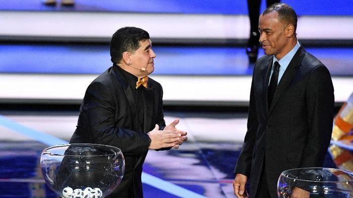 Maradona e Cafu durante o sorteio da Copa do Mundo (Crédito: AFP)