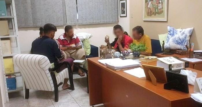 Presos lanchando na sala de juíza