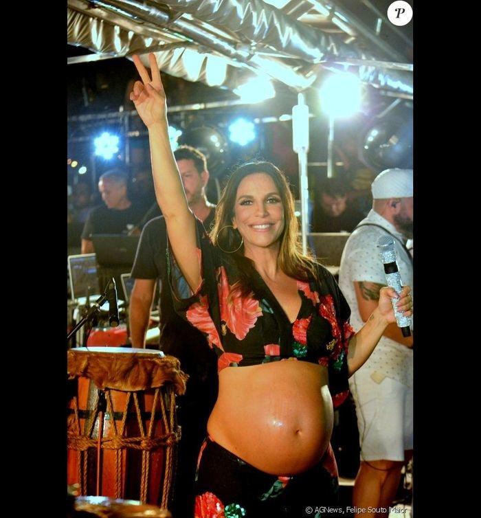 Ivete exibe barrigão de grávida e puxa trio sentada em Natal