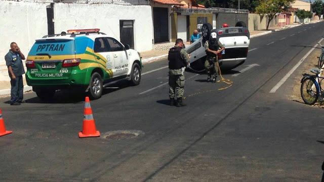 Carro capota após batida em cruzamento movimentado de Parnaíba