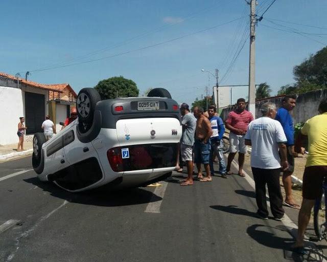 Carro capota após batida em cruzamento movimentado de Parnaíba