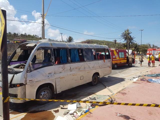 Micro-ônibus envolvido no acidente (Crédito: Nelson Melo / Divulgação)