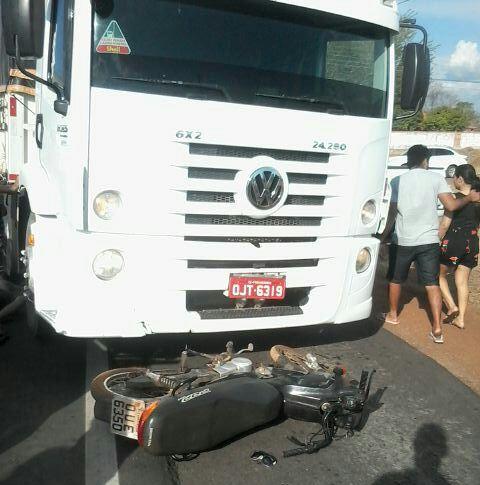 Motociclista morre ao ser atropelado por carreta na BR-343 