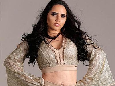 Após abandonar mundo gospel, cantora Perlla detona evangélicos