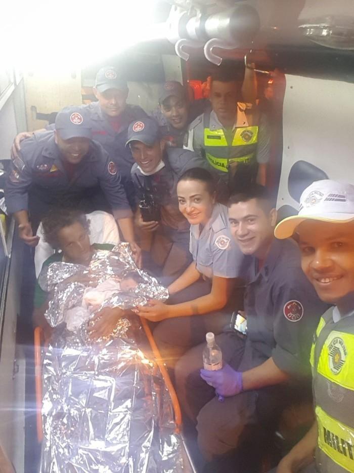Mulher dá à luz próximo a árvore de Natal do Parque Ibirapuera