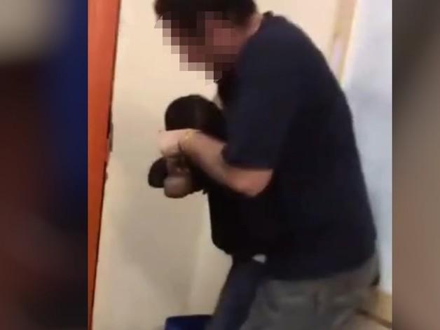Professor agride aluno e o obriga a engolir bolinha de Papel