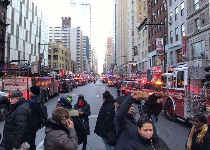 Polícia e bombeiros bloqueiam ruas próximas ao terminal de ônibus da Port Authority, em Nova York, após explosão (Crédito: Edward Tobin/Reuters)