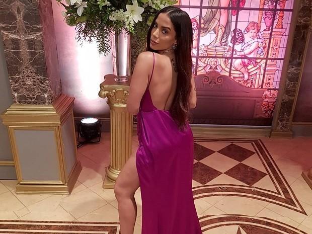 Anitta exibe aliança e revela que se casou vestida de noiva