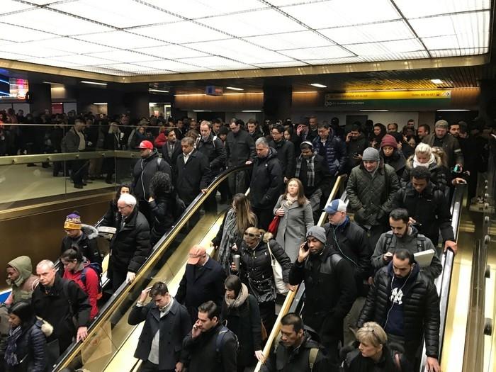 Passageiros deixam estação de metrô após relato de explosão em Nova York nesta segunda-feira (11) (Crédito: Edward Tobin/Reuters)