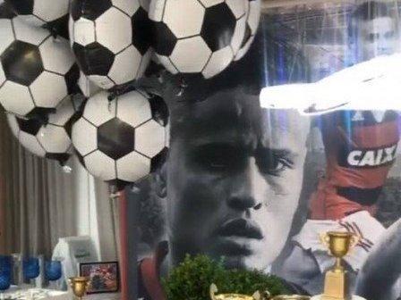 Everton completa 29 anos e ganha festa temática do Flamengo