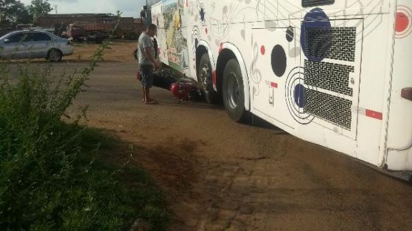 Ônibus colide com motocicleta na BR-230 no Sul do Piauí