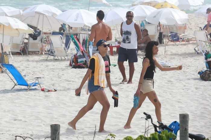 Pabllo Vittar curte dia de praia com amigo no Rio de Janeiro (Crédito: Dilson Silva/AgNews)