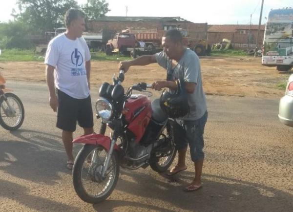 Ônibus colide com motocicleta na BR-230 no Sul do Piauí