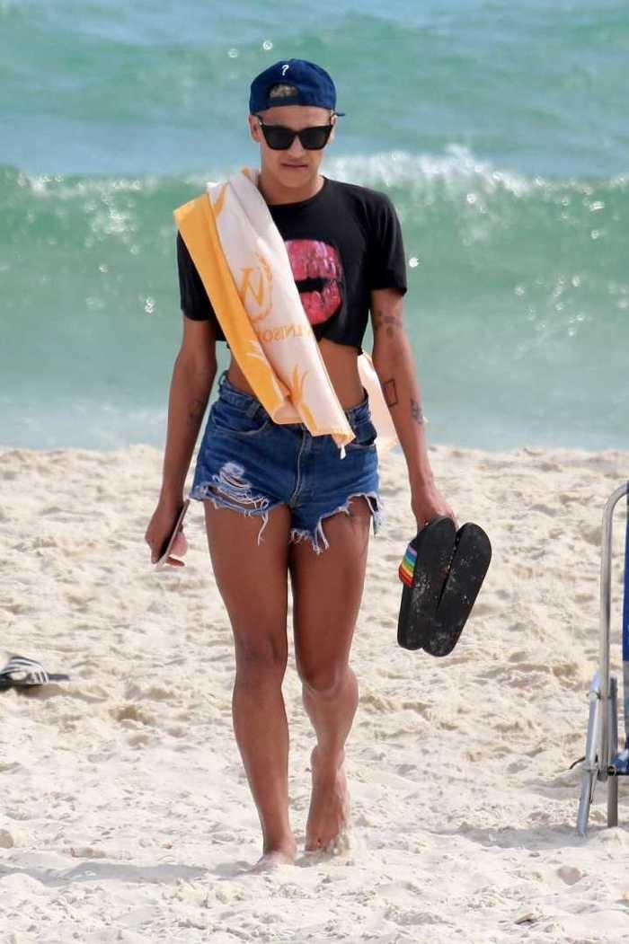 Pabllo Vittar curte dia de praia com amigo no Rio de Janeiro (Crédito: Dilson Silva/AgNews)