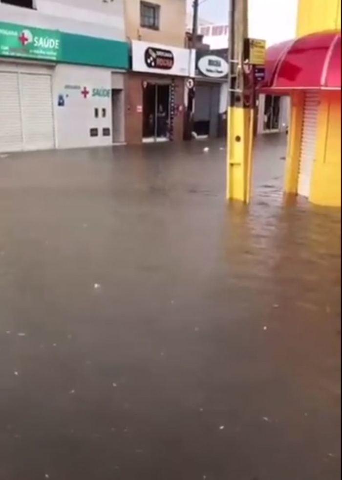 Ruas alagadas após chuva em São Raimundo Nonato (Crédito: Reprodução)