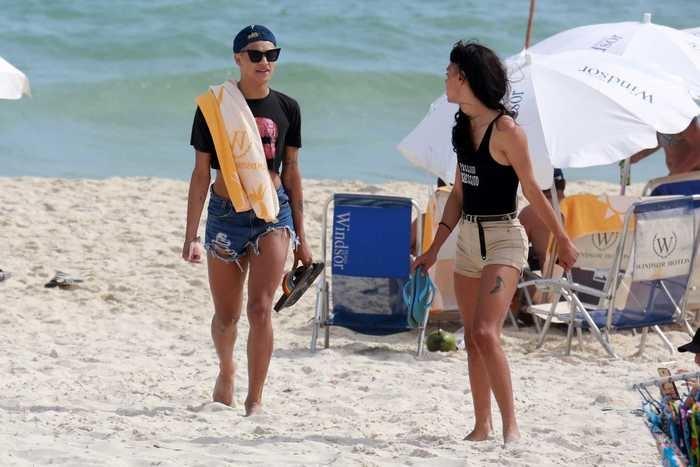 Pabllo Vittar curte dia de praia com amigo no Rio de Janeiro (Crédito: Dilson Silva/AgNews)