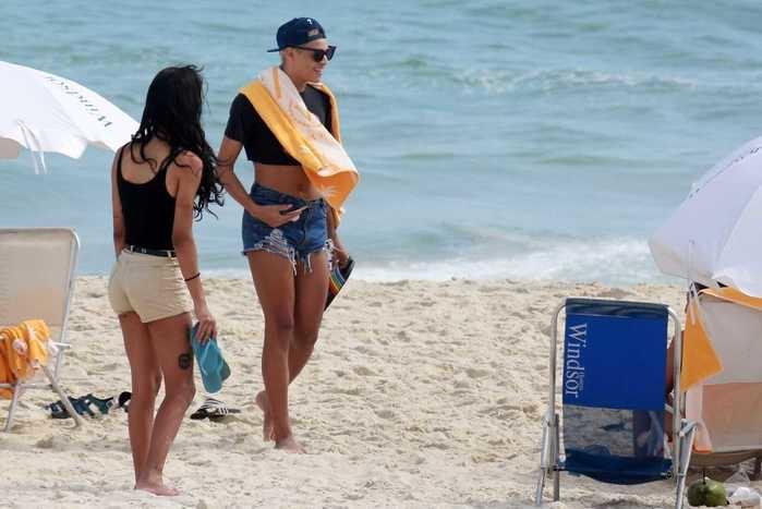 Pabllo Vittar curte dia de praia com amigo no Rio de Janeiro (Crédito: Dilson Silva/AgNews)