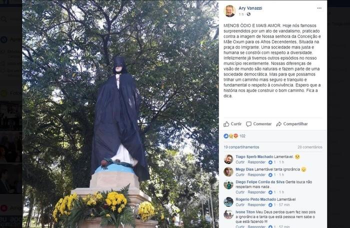 Estátua de santa padroeira aparece com capa e máscara do Batman