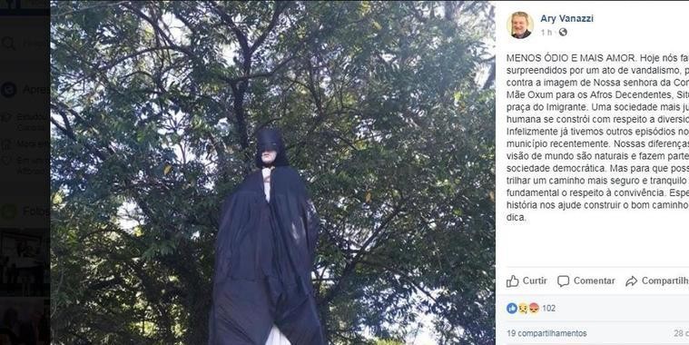 Estátua de santa aparece vestida com capa e máscara do Batman