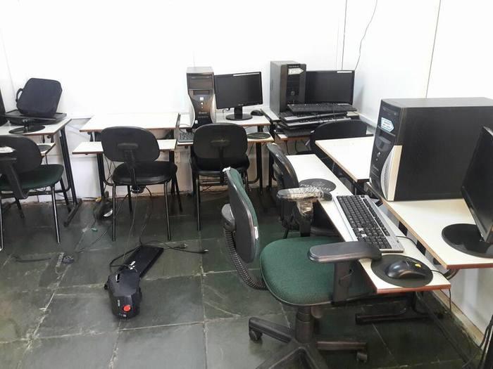 Bandidos assaltam escola e deixam recado: “Se o governo rouba…”