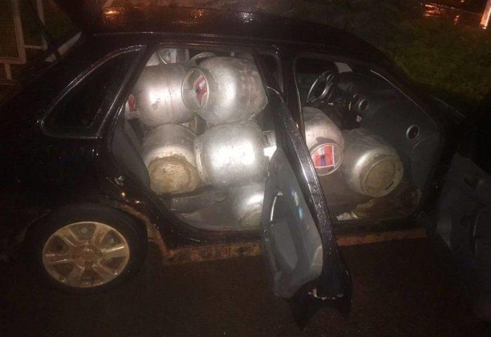 Homem é preso após furtar 14 botijões de gás e transportar dentro em carro de passeio