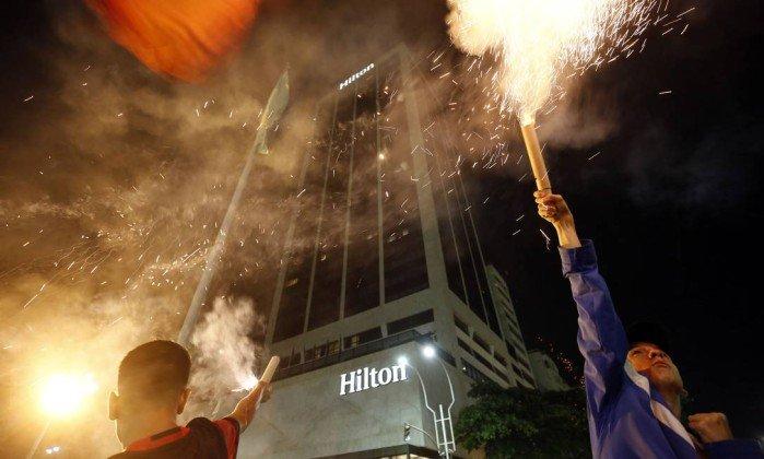 Torcedores disparam os artefatos em frente ao hotel, em Copacabana (Crédito: Marcos de Paula / Agência O Globo )