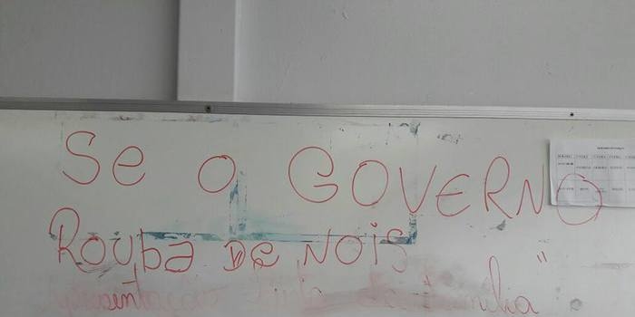 Bandidos assaltam escola e deixam recado: “Se o governo rouba…”