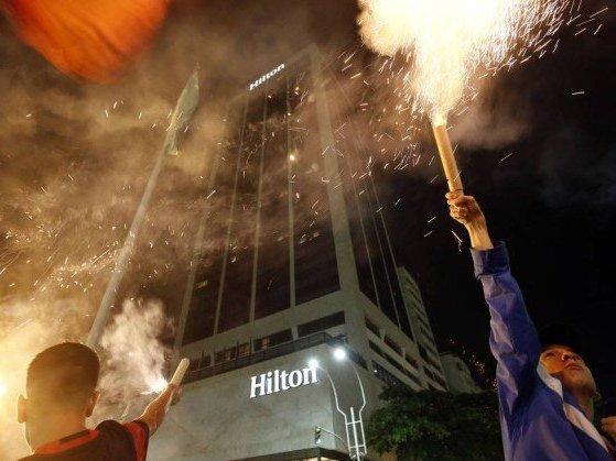 Torcedores do Fla fazem tumulto em Copacabana durante a madrugada