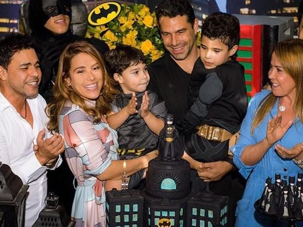 Zezé Di Camargo e Zilu posa juntos na festa do filho de Wanessa