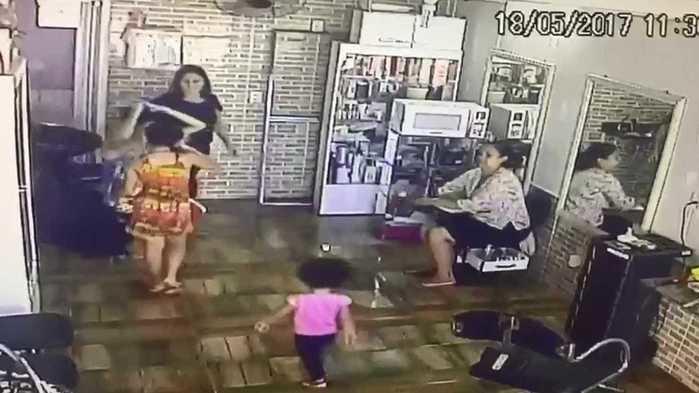Mãe é presa suspeita de usar filhas de 3 e 10 anos para furtos