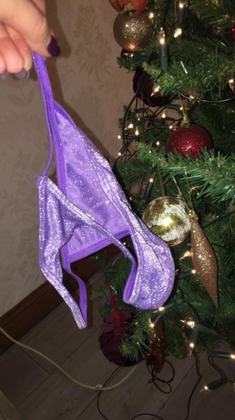 Idosa se engana e decora árvore de Natal com calcinhas