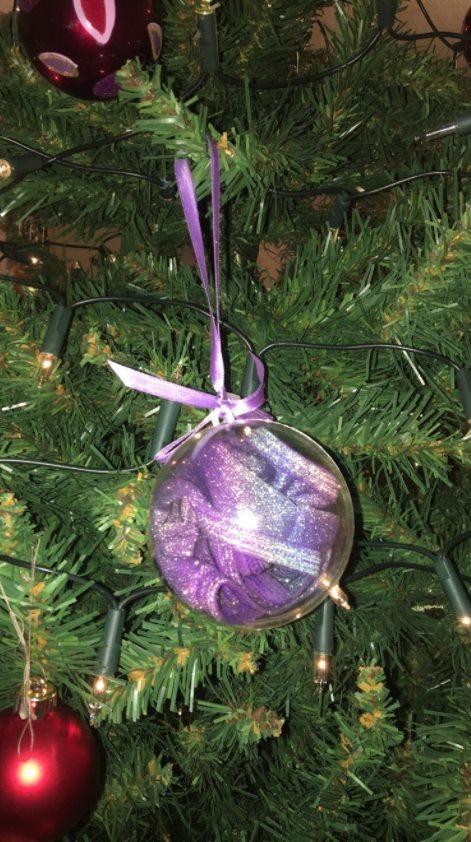 Idosa se engana e decora árvore de Natal com calcinhas