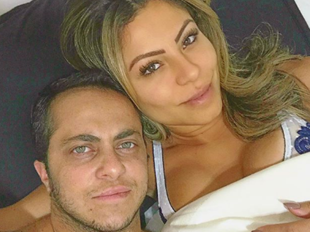 Andressa exibe foto na cama de celebração de união com Thammy