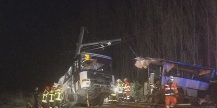 Colisão entre trem e ônibus escolar deixa 4 mortos na França