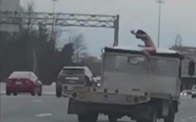 Homem ficou pelado em cima de um carro após acidente (Crédito: Reprodução/Mirror)
