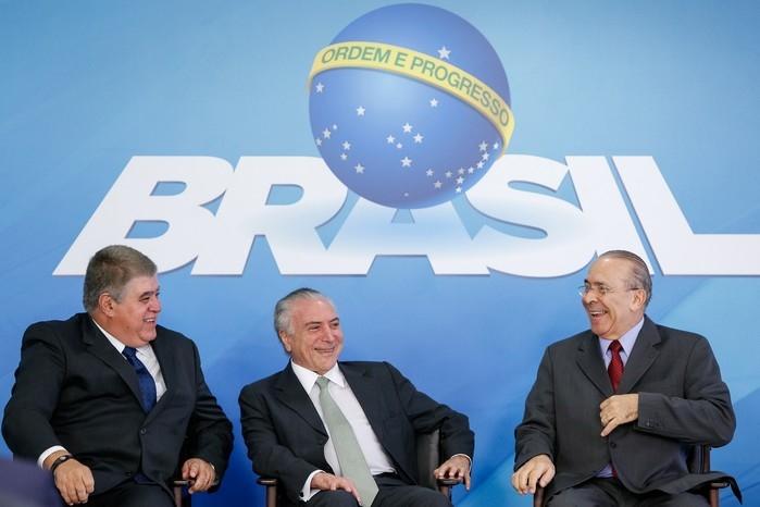 Carlos Marun (à esquerda) e Eliseu Padilha (à direita) conversam com o presidente Michel Temer durante posse