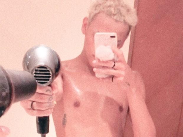 Desmontada, Pabllo Vittar posta selfie só de cueca em rede social
