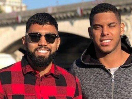 Gabigol posa com camisa das cores do Flamengo e empolga torcedores
