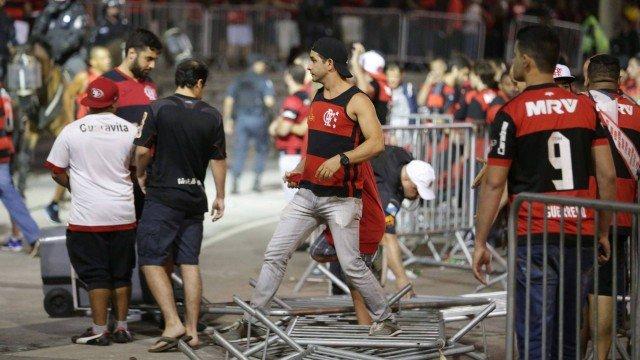 Torcedores do Flamengo vandalizaram no Maracanã e arredores do estádio (Crédito: Reprodução)