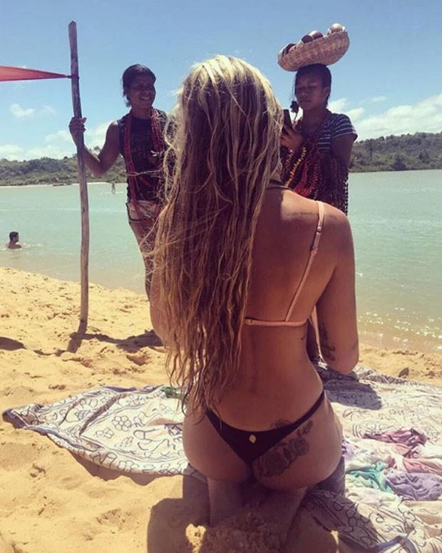 Filha de Luiza Brunet usa biquinho em dia de sol em Caraíva (Crédito: Reprodução)