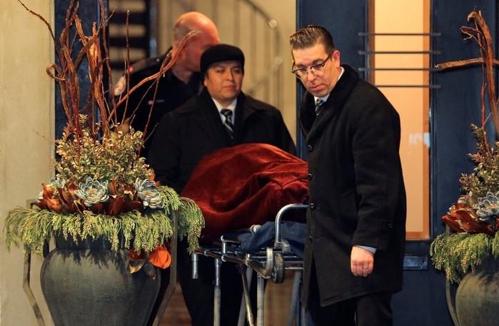 Corpo é retirado de mansão em Toronto, no Canadá, onde o bilionário Barry Sherman e sua mulher, Honey, foram encontrados mortos (Crédito: Chris Helgren/Reuters))