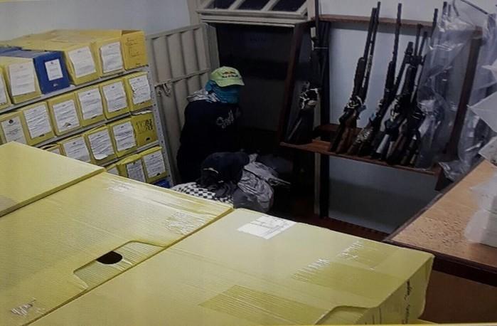Assaltantes invadiram o prédio do Fórum de Ribeirão Cascalheira (Crédito: Reprodução)