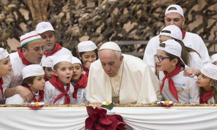 Papa Francisco sopra velinhas de seu aniversário (Crédito: AFP)