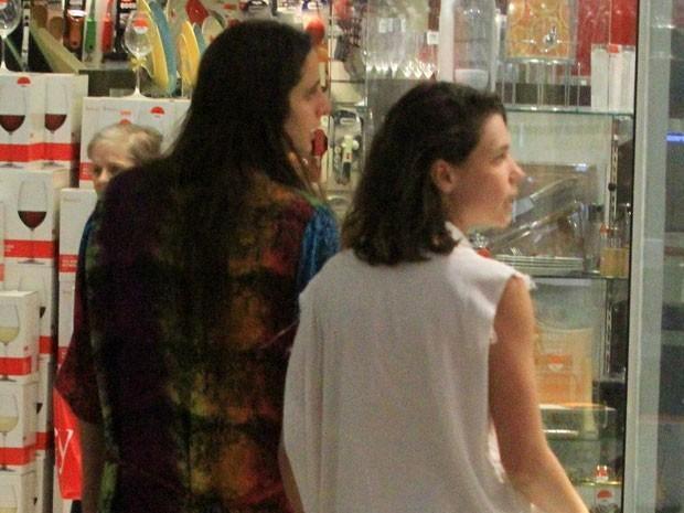 Bruna Liznmeyer curte passeio no shopping ao lado da namorada