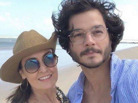 Fátima Bernardes curte folga com o namorado no Nordeste